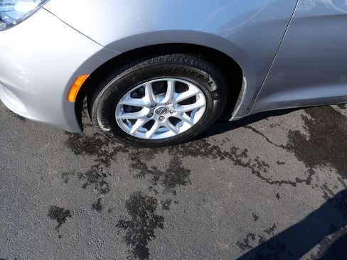 Used 2017 Chrysler Pacifica LX image 36