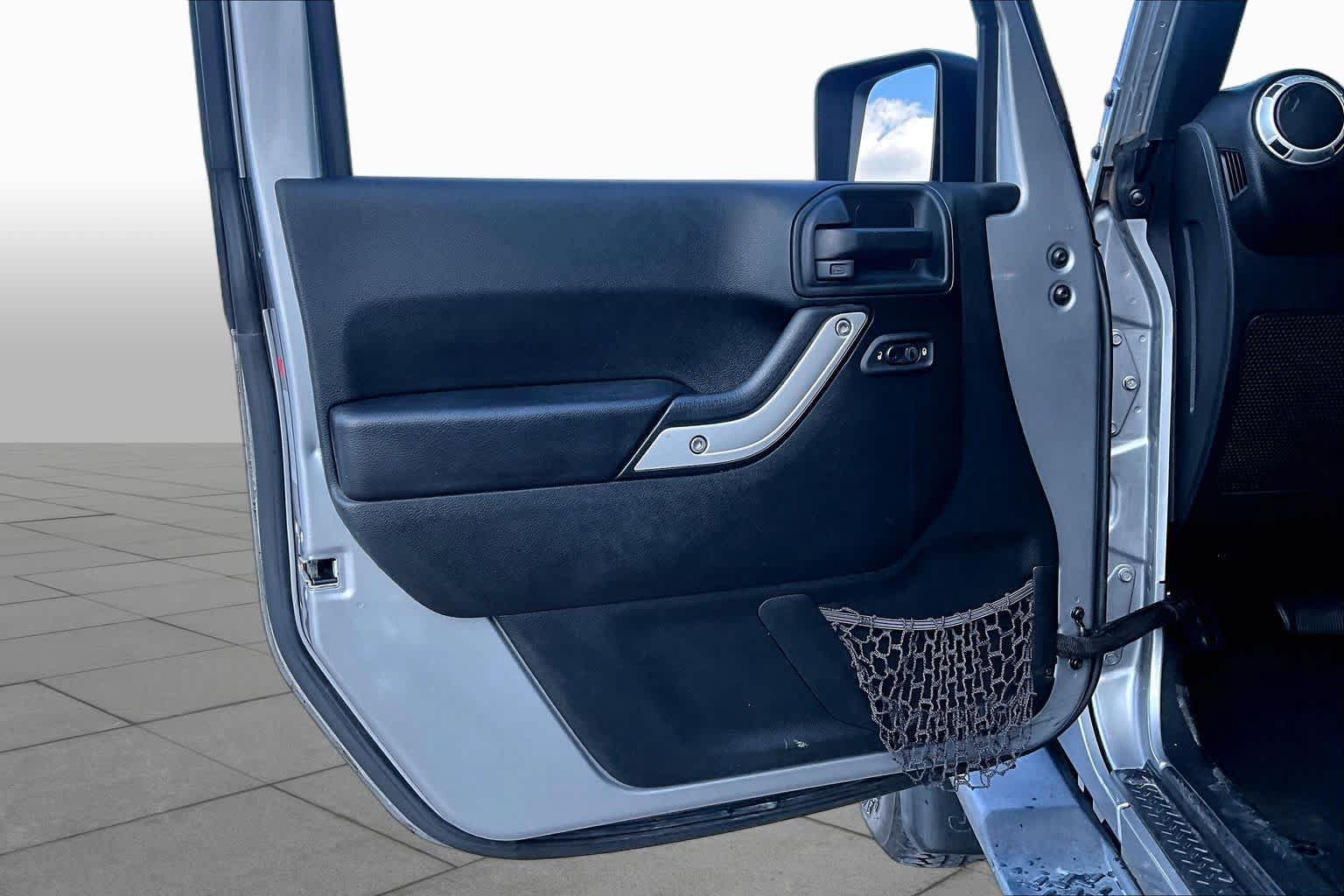 Used 2017 Jeep Wrangler Unlimited Sahara w/ Connectivity Group AWD/4WD image 22