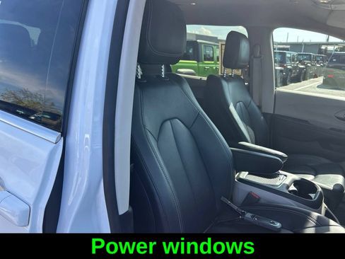 Certified 2024 Chrysler Pacifica Touring-L FWD image 16