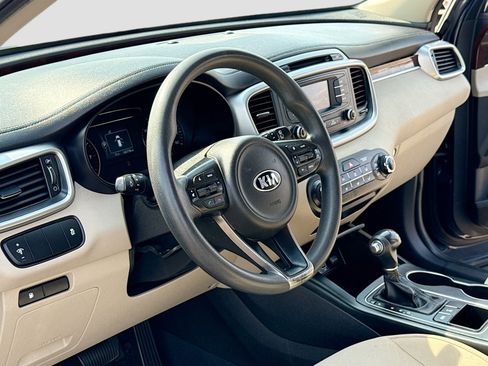 Used 2017 Kia Sorento AWD image 4