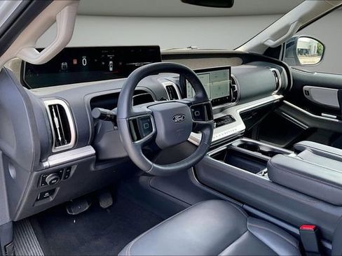 Used 2025 Ford Expedition Active AWD/4WD image 17