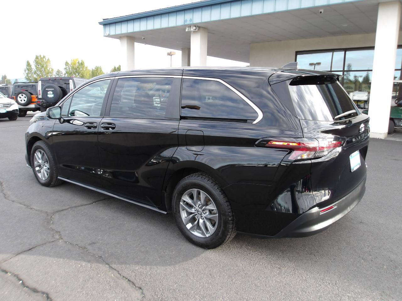 Used 2023 Toyota Sienna LE AWD/4WD image 3