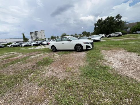Used 2025 Nissan Altima 2.5 SV FWD image 16