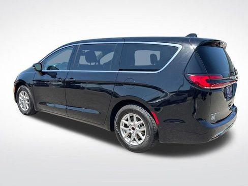 Used 2024 Chrysler Pacifica Touring-L image 3