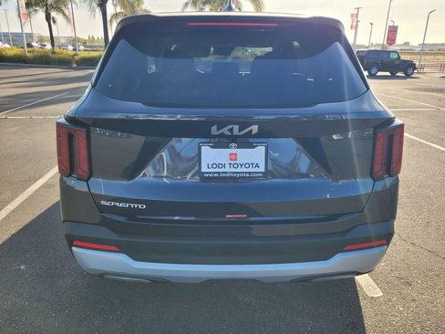 Used 2026 Kia Sorento LX FWD image 5