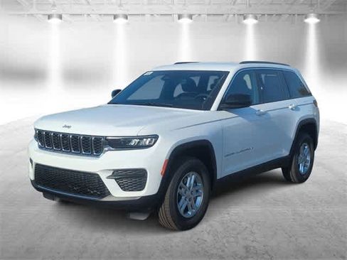 Used 2025 Jeep Grand Cherokee Laredo image 4