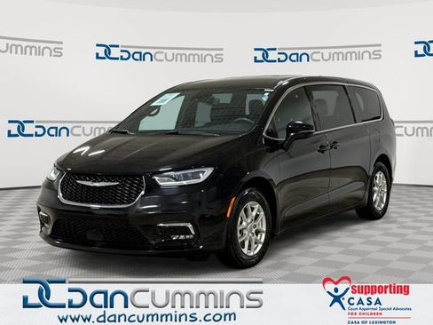 Used 2025 Chrysler Pacifica Select FWD image 1