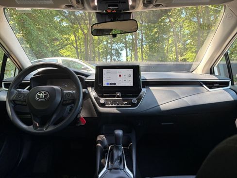Used 2025 Toyota Corolla LE FWD image 31