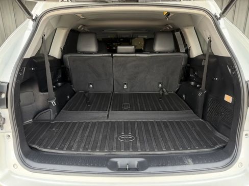 Used 2019 Toyota Highlander XLE AWD/4WD image 17