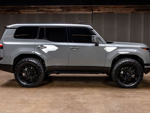 Used 2024 Lexus GX 550 550 Luxury w/ Accessory Package (2T) image 11