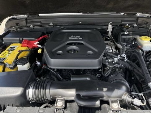 Used 2018 Jeep Wrangler Unlimited Sahara AWD/4WD image 28