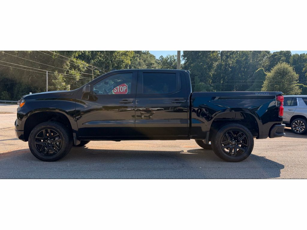Used 2025 Chevrolet Silverado 1500 Custom Trail Boss w/ Dark Appearance Package AWD/4WD image 3