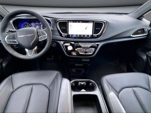Used 2025 Chrysler Pacifica Select image 8