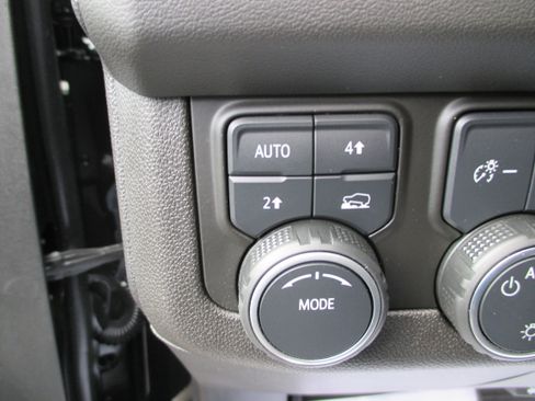 Used 2023 Chevrolet Suburban LT w/ Luxury Package image 17