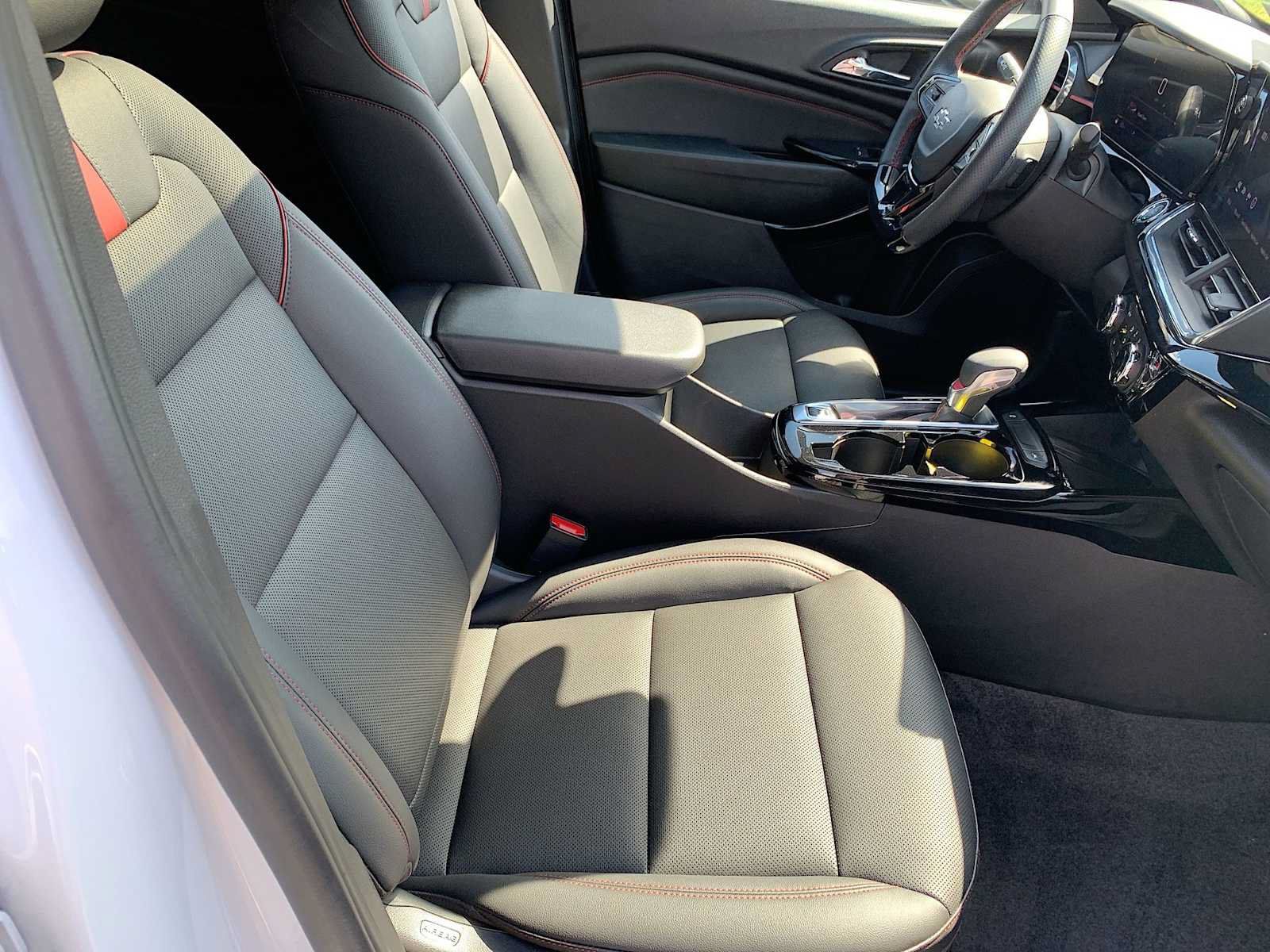 Certified 2025 Chevrolet Trax RS w/ Sunroof Package FWD image 26
