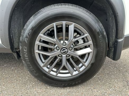 Used 2024 Nissan Rogue S AWD/4WD image 32