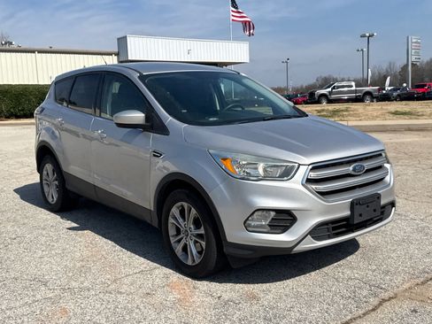Used 2017 Ford Escape SE image 3
