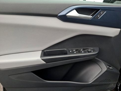 Used 2023 Volkswagen Taos SE w/ Panoramic Sunroof Package image 12