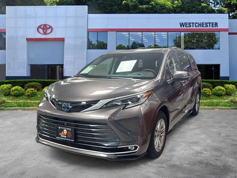 Used 2023 Toyota Sienna Platinum AWD/4WD image 4