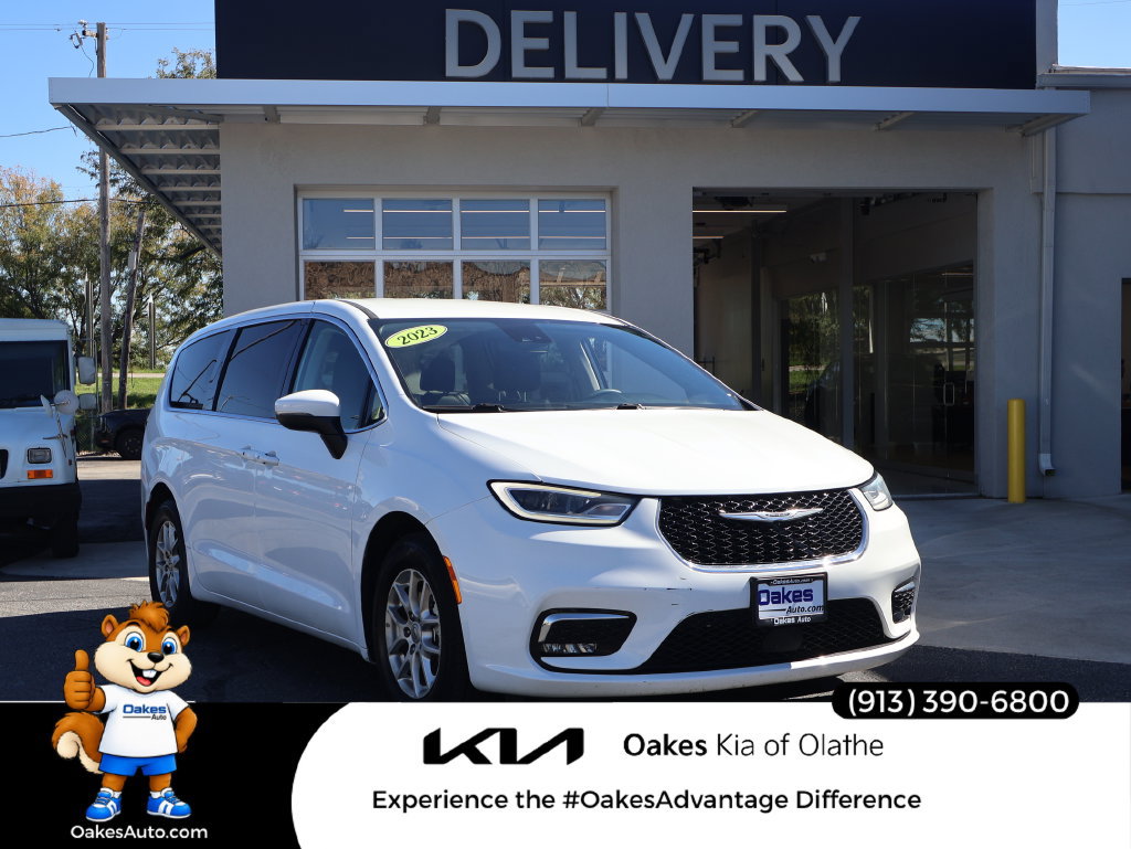 Used 2023 Chrysler Pacifica Touring-L FWD image 1