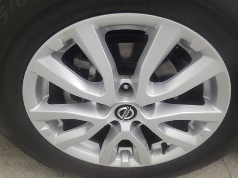Used 2018 Nissan Rogue SV w/ Premium Package FWD image 31