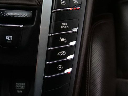 Used 2016 Porsche Macan Turbo image 18