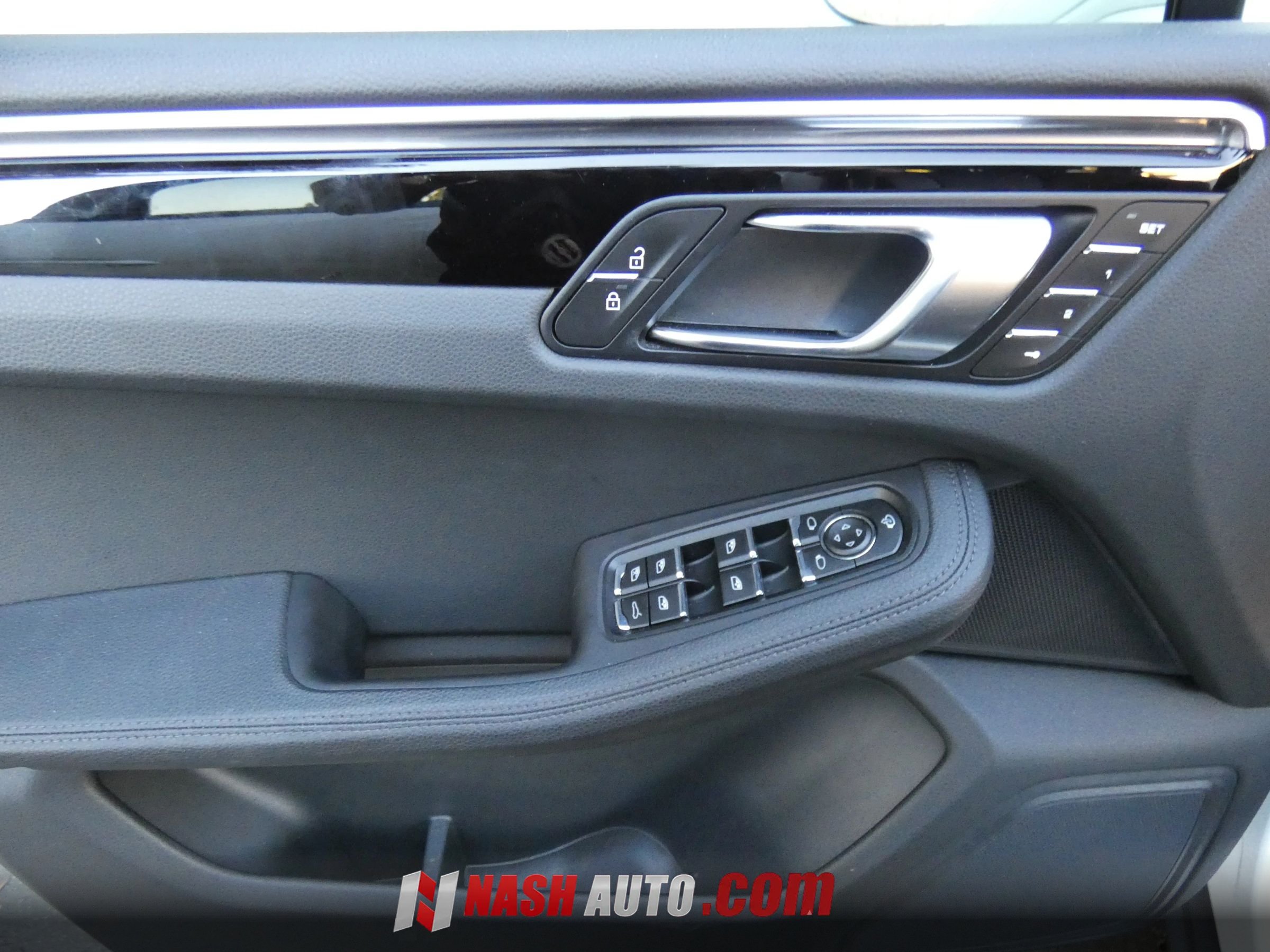 Used 2024 Porsche Macan AWD/4WD image 53