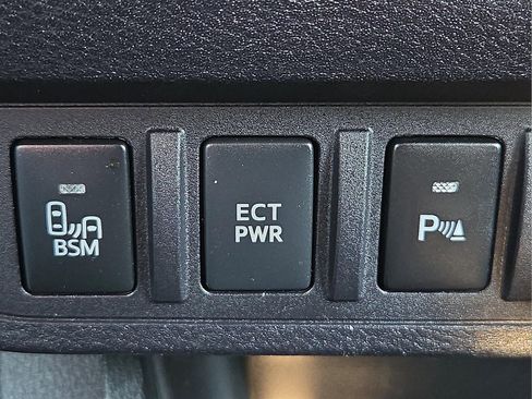 Used 2021 Toyota Tacoma Limited image 17