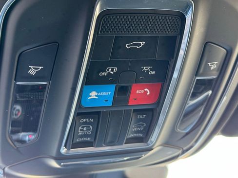 Used 2023 Jeep Grand Cherokee Altitude image 24