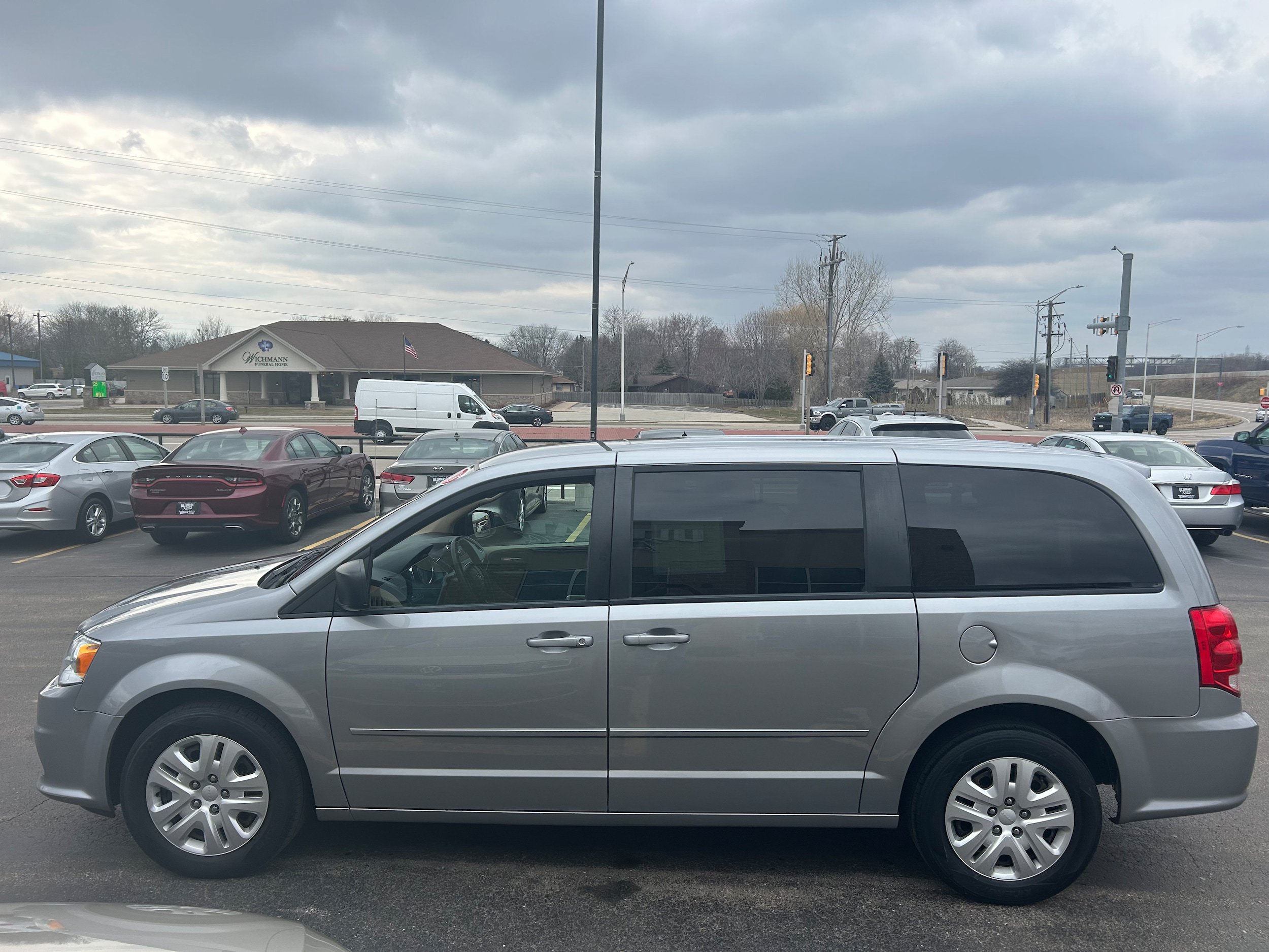 Used 2016 Dodge Grand Caravan SE w/ Quick Order Package 29E SE FWD image 3
