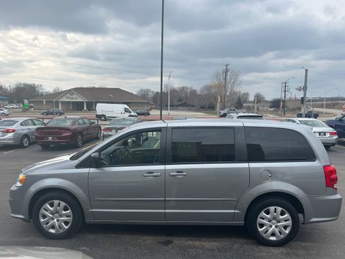 Used 2016 Dodge Grand Caravan SE w/ Quick Order Package 29E SE image 3