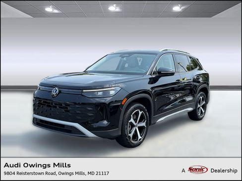 Used 2025 Volkswagen Tiguan SE AWD/4WD image 1