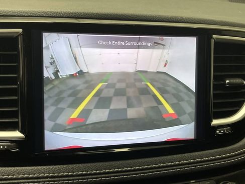 Used 2023 Chrysler Pacifica Touring FWD image 5