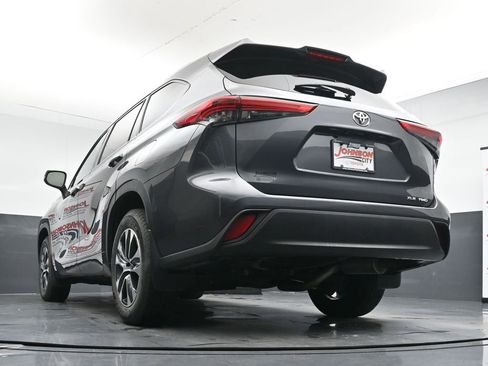 Used 2021 Toyota Highlander XLE AWD/4WD image 38