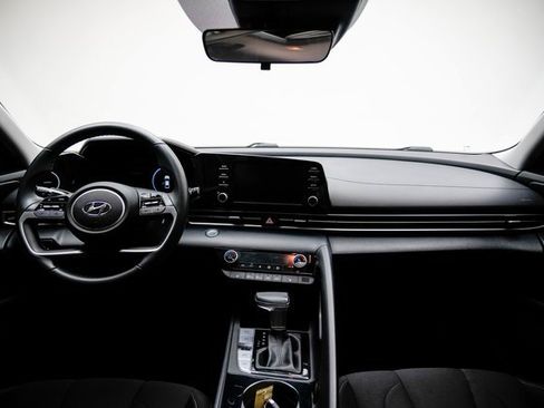 Used 2022 Hyundai Elantra SEL w/ Convenience + Premium Package image 26