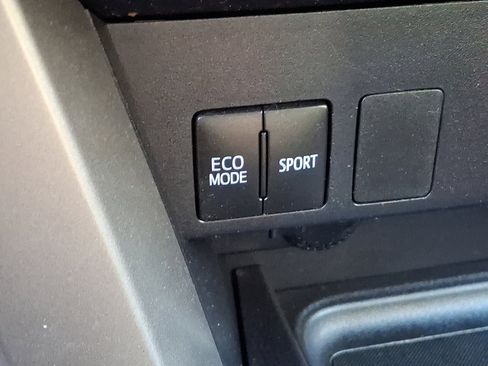 Used 2017 Toyota RAV4 LE AWD/4WD image 23