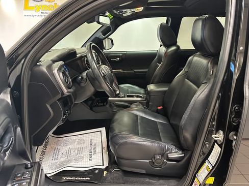 Used 2019 Toyota Tacoma TRD Off-Road AWD/4WD image 7