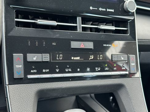 Used 2022 Toyota Avalon XLE FWD image 18