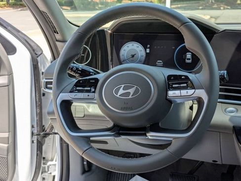 Used 2024 Hyundai Elantra SEL w/ Convenience Package FWD image 17