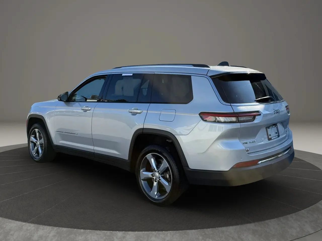 Used 2021 Jeep Grand Cherokee L Limited AWD/4WD image 3
