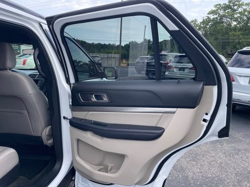 Used 2018 Ford Explorer XLT FWD image 18