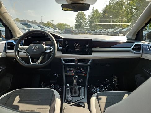 New 2025 Volkswagen Taos SE image 4