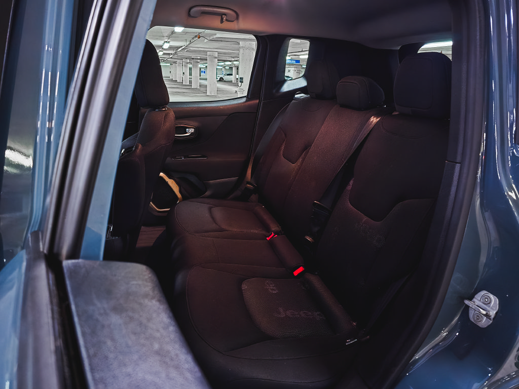 Used 2017 Jeep Renegade Latitude FWD image 19