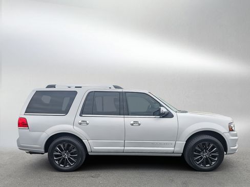 Used 2016 Lincoln Navigator Select AWD/4WD image 6