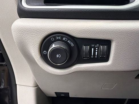 Used 2023 Chrysler Pacifica Touring-L FWD image 32