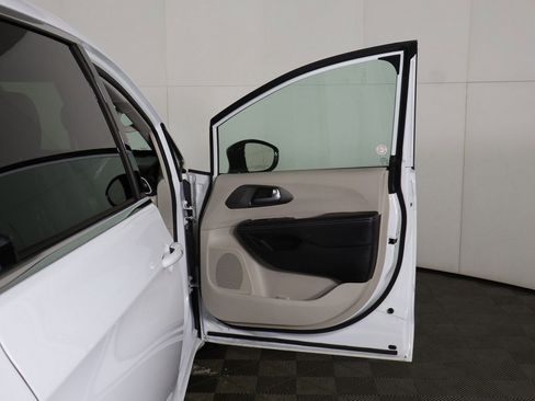 Used 2024 Chrysler Pacifica Touring-L image 20