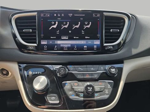 Used 2023 Chrysler Pacifica Touring-L FWD image 19