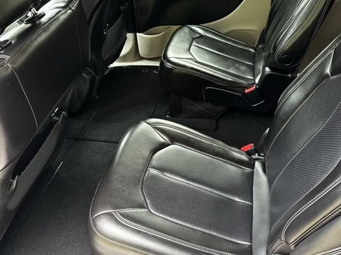 Used 2023 Chrysler Pacifica Touring-L FWD image 16