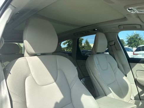 Used 2021 Volvo XC60 T5 Momentum w/ Premium Package AWD/4WD image 13