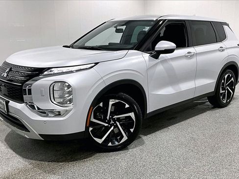 Used 2022 Mitsubishi Outlander SE image 3